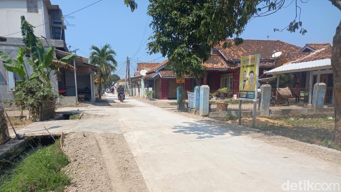 Kondisi jalan di Subang selesai diperbaiki. Sebelumnya sempat terjadi perdebatan antara warga vs bu kades soal perbaikan jalan