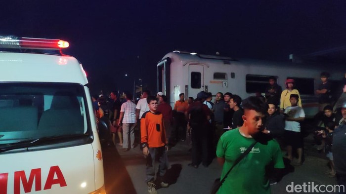 Kondisi lokasi KA hantam truk di Jembatan Madukoro, Semarang, Selasa (18/7/2023).