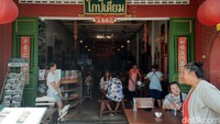 Restoran ini terletak di Thalang Road, salah satu spot ramai turis di Phuket Old Town. Untuk menemukannya sebenarnya tak sulit karena terletak di pinggir jalan. Foto: Putu Intan/detikcom