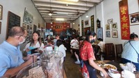 Begitu sampai di sana, traveler jangan kaget bila tempatnya sangat ramai. Ketika detikTravel datang ke Kopitiam by Wilai pada akhir Juni 2023, banyak turis asing yang datang ke sana. Sebut saja turis Eropa, China, hingga Afrika ada di sana. Foto: Putu Intan/detikcom