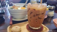 Sementara untuk Thai Milk Tea, restoran ini punya kekhasan tersendiri karena penyajiannya didampingi dengan biskuit rumahan. Foto: Putu Intan/detikcom