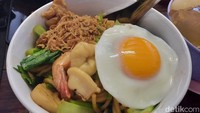 Menu andalan di sini adalah Hok Kien Mee. Ini adalah mie kuning yang tebal namun teksturnya lembut dan kenyal. Menu mie ini disajikan dengan topping daging ayam, seafood, babi, sayur, dan telur mata sapi. Foto: Putu Intan/detikcom