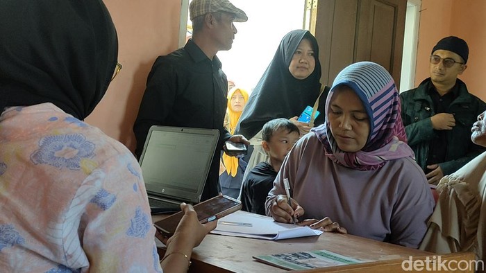 Korban pinjaman fiktif mendatangi desa untuk klarifikasi.