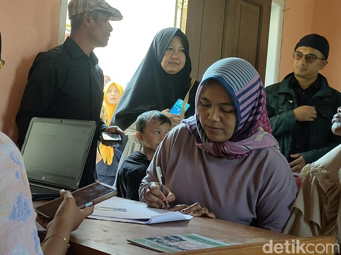 Korban pinjaman fiktif mendatangi desa untuk klarifikasi.