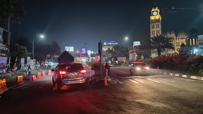 Lalin Jalan Puncak Bogor kembali normal usai ada pawai obor, Selasa (18/7/2023).
