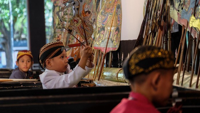Sejumlah anak dari Sanggar Sarotama mengiringi penampilan dalang bocah asal Boyolali Arjuna Setya Manggala yang tampil pada acara Temu Dalang Bocah Nusantara di Pendopo Taman Budaya Jawa Tengah, Solo, Selasa (18/7/2023). Acara yang diikuti sebanyak 119 dalang bocah di Indonesia tersebut untuk melestarikan keberadaan wayang pada masyarakat.  ANTARAFOTO/Maulana Surya/aww.
