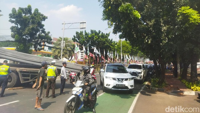 Macet di Jalan Prof DR Soepomo Tebet, Jakarta Selatan akibat truk melintang. (Fadil/detikcom)