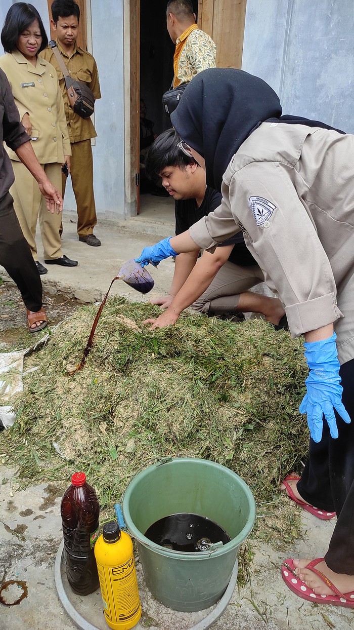 Mahasiswa IPB Kenalkan Teknologi Pengolahan Pakan Silase di Banjarnegara Mahasiswa IPB memperkenalkan teknologi pengolahan pakan silase di Desa Babadan, Banjarnegara, Jawa Tengah. Silase merupakan pakan hijauan ternak yang diawetkan.