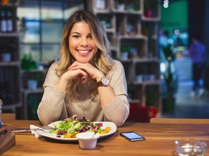 Temukan Rambut di Makanan Restoran? Ini 5 Hal yang Perlu Dilakukan
