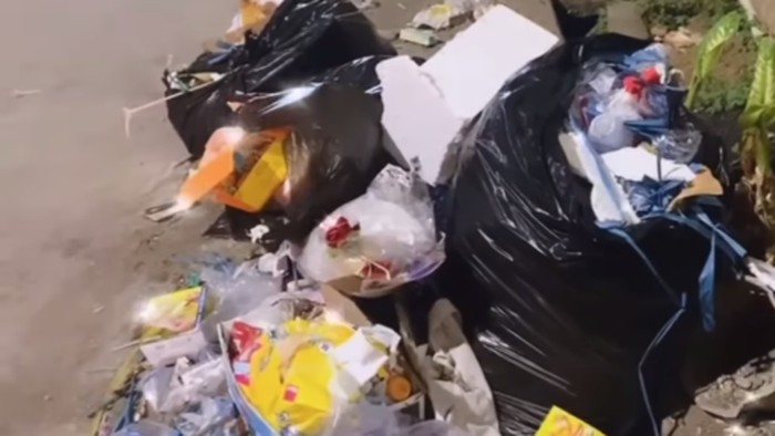 Owner MH Miracle Whitening Skin Mira Hayati di Kota Makassar, Sulawesi Selatan (Sulsel) mengaku dimintai Rp 500 ribu agar sampah di depan rumahnya diangkut.