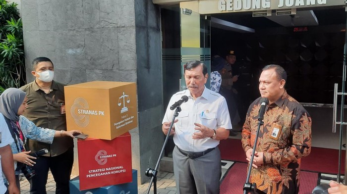 Menko Luhut (kemeja putih lengan pendek) dan Ketua KPK Firli (kemeja batik)-(Yogi/detikcom)