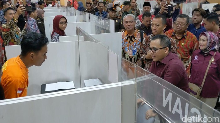 Menpan-RB Resmikan Lima Mal Pelayanan Publik di Jatim