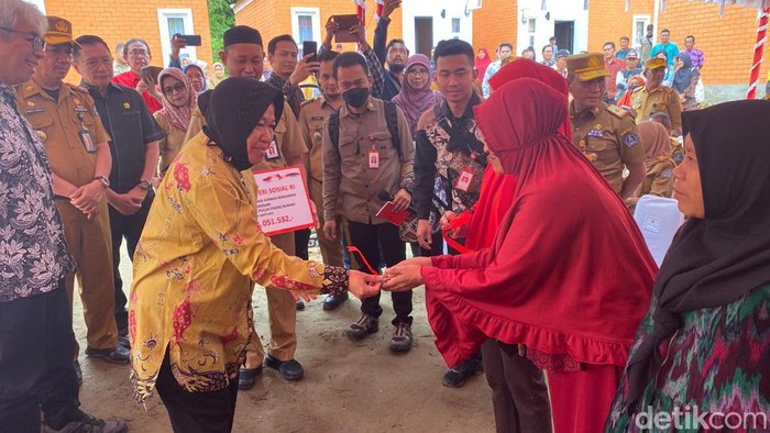 Mensos Tri Rismaharini secara simbolis menyerahkan kunci rumah untuk korban kebakaran di TPA Puuwatu, Kendari.