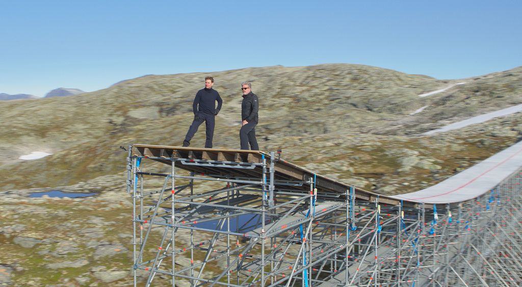 Tom Cruise dan Christopher McQuarrie di lokasi syuting Mission: Impossible Dead Reckoning Part One.