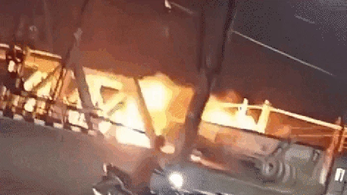 Momen Horor Truk Trailer Meledak Usai Ditabrak KA Brantas di Semarang