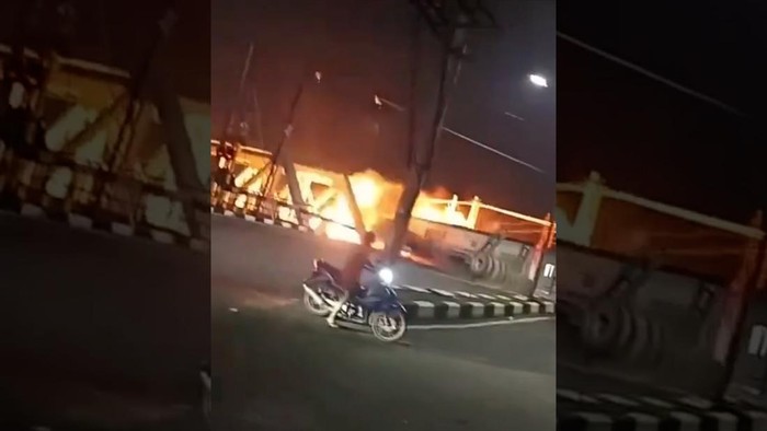 Momen Horor Truk Trailer Meledak Usai Ditabrak KA Brantas di Semarang