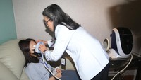 Dr. Nina Asrini Noor, SpM, Dokter Spesialis Mata dan Ketua Dry Eye Service JEC Eye Hospitals and Clinics sedang menjalankan terapi E-eye® Intense Pulse Light (IPL) untuk memperbaiki kualitas lapisan minyak air mata pada pasien di Rumah Sakit Mata JEC @ Kedoya, Jakarta (7/18). E-eye® Intense Pulse Light (IPL) merupakan salah satu solusi unggulan dari layanan JEC Dry Eye Service. Rasio perbaikan keluhan dry eye menggunakan terapi E-Eye® IPL mencapai lebih dari 80 persen. Proses terapi E-Eye® IPL terbagi ke dalam 3 sesi, yaitu hari pertama, hari ke-15 dan hari ke-45, dengan durasi tindakan pada masing-masing mata berlangsung singkat: hanya 3-5 menit.