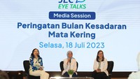 DR Dr. Tri Rahayu, SpM(K), FIACLE, Dokter Spesialis Mata dan Ketua Contact Lens Service JEC Hospitals and Clinics (tengah), dan Dr. Nina Asrini Noor, SpM, Dokter Spesialis Mata dan Ketua Dry Eye Service JEC Eye Hospitals and Clinics (kanan) pada saat sesi media Peringatan Bulan Kesadaran Mata Kering (7/18).