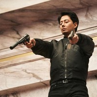 Inilah penampilan terbaru Jo In Sung yang membintangi drama Korea Moving tahun ini. Dia menjelma sebagai manusia super dengan kekuatan untuk terbang dan melawan para penjahat.Foto: dok. Disney+ Hotstar