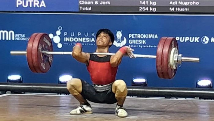 Muhammad Husni pecahkan rekor nasional angkatan snatch kelas 55 kg.