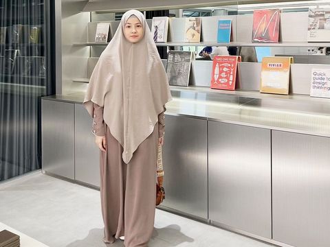 Natasha Rizky Pradita main tenis pakai gamis banjir pujian dari netizen. Natasha Rizky Pradita main tenis pakai gamis banjir pujian dari netizen.