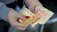 Argentina telah berjuang dengan inflasi beberapa kali selama abad terakhir. Krisisnya saat ini dimulai pada 2018 tetapi memburuk dalam satu setengah tahun terakhir. Pengamat ekonomi mengatakan masalah ini muncul dari beberapa faktor, antara lain overspending pemerintah dan masalah kebijakan moneter. Negara tersebut tidak memiliki dana untuk mengatasi pengeluarannya yang berlebihan karena telah kehilangan akses ke pasar utang internasional setelah beberapa kali gagal bayar atas pinjamannya. Hilangnya akses berarti negara lain tidak merasa percaya diri meminjamkan uang ke Argentina.