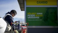 Perbedaan harga antara kedua negara bisa sangat mengejutkan. Satu liter minyak bunga matahari seharga $5 (Rp 75 ribu) di Uruguay sama dengan 50 sen di Argentina. Sebotol krim perawatan kulit seharga $10 di Uruguay dapat diperoleh dengan harga satu dolar di seberang perbatasan. Dan satu liter bensin di Uruguay mendekati $2. Di provinsi Argentina Entre Rios harganya 52 sen.