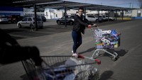Dilansir Associated Press, Sabtu (15/7/2023), dengan goyahnya ekonomi, peso Argentina anjlok terhadap dolar AS dan inflasi tahunannya mencapai 115,6%, salah satu tingkat tertinggi di dunia. Sebaliknya, ekonomi Uruguay lebih stabil, dengan inflasi rendah dan mata uang yang lebih kuat.  
