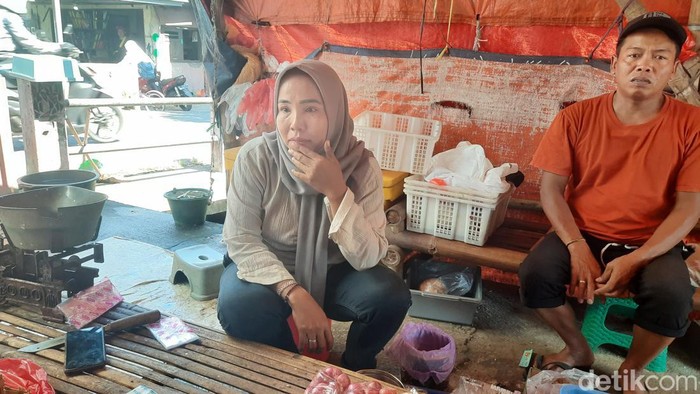 Orang tua ABG pedagang ikan tewas dikeroyok, Siti Indaryanti (40) ditemui di lapaknya Desa Panjang Kecamatan Bae, Selasa (18/7/2023),