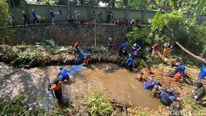Pandawara Group bersama karyawan Pupuk Kaltim membersihkan sampah di Kali Krukut, Limo, Depok. (Devi P/detikcom)