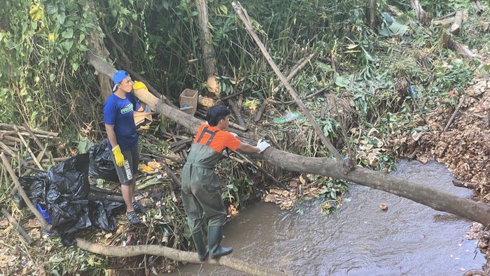 Pandawara Group bersihkan kali di Krukut, Depok yang penuh sampah.