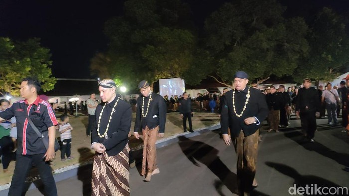 Pangeran Sepuh GPH Paundrakarna Jiwo Suryonegoro menjadi cucuk lampah kirab pusaka memperingati malam 1 Sura di Puro Mangkunegaran,