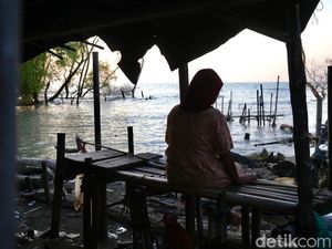 Tidur Berdiri di Tengah Banjir Rob Bekasi