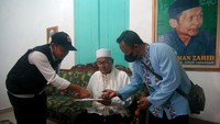 Tak hanya sekedar mencocokkan data pemilih, para petugas Pantarlih ini juga memberikan pengetahuan kepada warga tentang proses dan tahapan pemilihan umum. Bahkan mereka juga harus menemui bermacam cerita suka dan duka ketika berinteraksi dengan masyarakat.