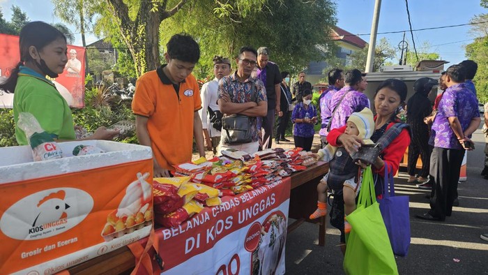 Pasar murah digelar di Semarapura Kangin Klungkung untuk mengendalikan inflasi jelang hari raya Galungan, Selasa (18/7/2023).