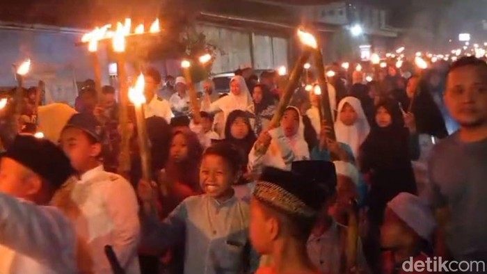 pawai obor di pasuruan