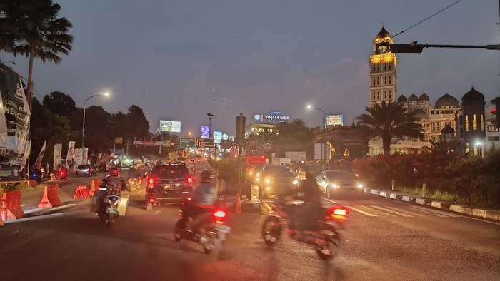 Pawai obor akan dilakukan sejumlah masyarakat menyambut Tahun Baru Islam 1445 H di Jalan Raya Puncak, Kabupaten Bogor, Jawa Barat, Selasa (18/7) malam.