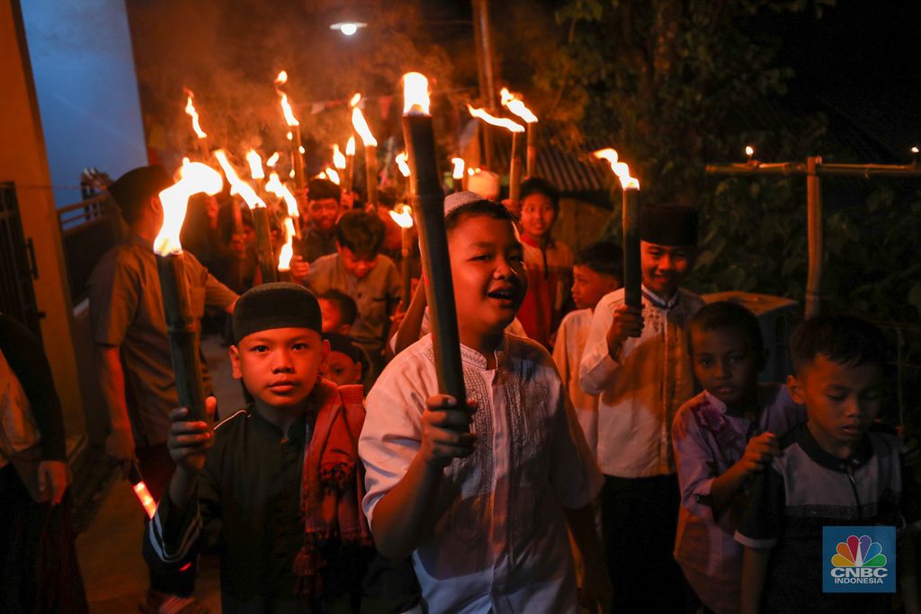 Pawai obor menyambut Tahun Baru Islam 1 Muharram 1445 H. (CNBC Indonesia/Tri Susilo)