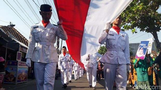 Pawai Ta'aruf di Pengging, Banyudono, Boyolali menyambut Tahun Baru Islam 1445 Hijriah, Selasa (18/7/2023). Bendera Merah Putih sepanjang 1.000 meter atau 1 km dibentangkan dan diarak dalam pawai ini.