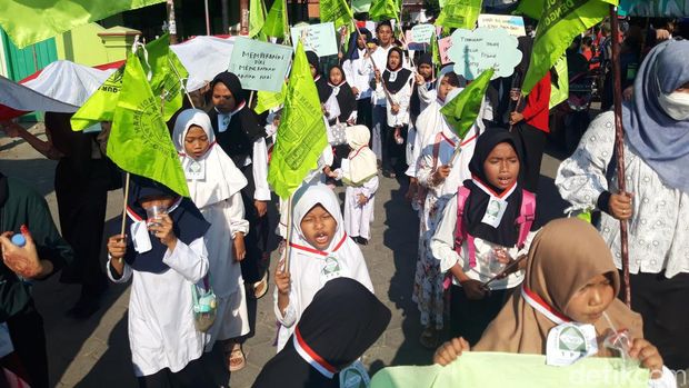 Pawai Ta'aruf di Pengging, Banyudono, Boyolali menyambut Tahun Baru Islam 1445 Hijriah, Selasa (18/7/2023). Bendera Merah Putih sepanjang 1.000 meter atau 1 km dibentangkan dan diarak dalam pawai ini.