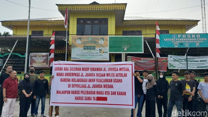 Pekerja kafe demo protes rencana pembangunan underpass Jalan Juanda di Medan.