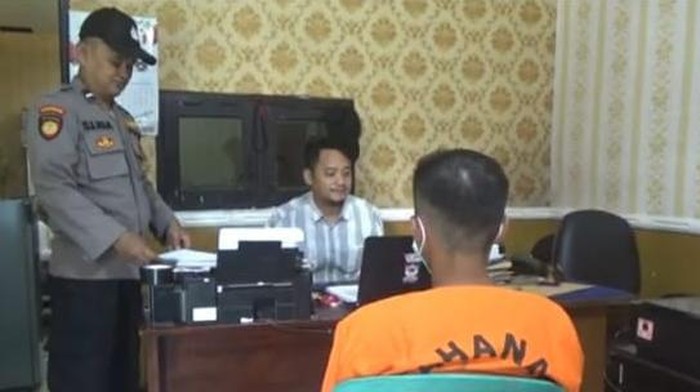Pelaku pemerkosaan remaja di Banywungi saat diperiksa