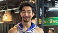 Pakaian yang digunakan selalu menggemaskan. Salah satunya baju Sailor Moon yang tampak kekecilan saat dipakai melayani pengunjung restoran. Foto: Instagram/wowsarawutt