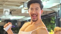 Sarawutt juga tidak keberatan jika ingin difoto oleh pelanggan. Pose centil ditampilkan saat dirinya dimintai foto usai mencatat pesanan pelanggan. Foto: Instagram/wowsarawutt