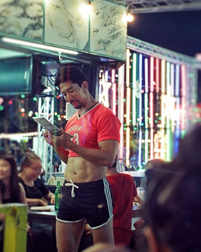 10 Aksi Pelayan Kekar Berpakaian Seksi Di Thailand Yang Bikin Salfok 