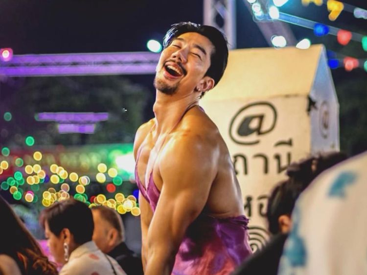 10 Aksi Pelayan Kekar Berpakaian Seksi di Thailand yang Bikin Salfok