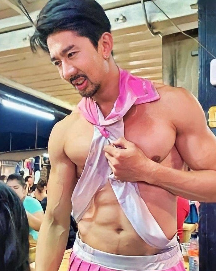 10 Aksi Pelayan Kekar Berpakaian Seksi di Thailand yang Bikin Salfok