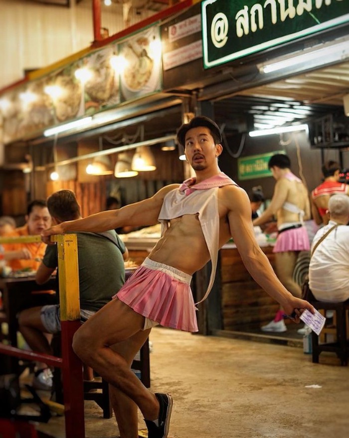 Pelayan seksi dan kekar 10 Aksi Pelayan Kekar Berpakaian Seksi di Thailand yang Bikin Salfok