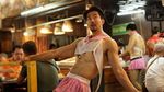 10 Aksi Pelayan Kekar Berpakaian Seksi di Thailand yang Bikin Salfok
