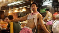 Di balik pakaiannya yang seksi Sarawutt ternyata merupakan pemilik restoran bernama Staneemhoi. Dirinya juga berprofesi sebagai seorang petarung gulat. Foto: Instagram/wowsarawutt